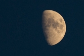 025 - La luna crescente alta nel cielo